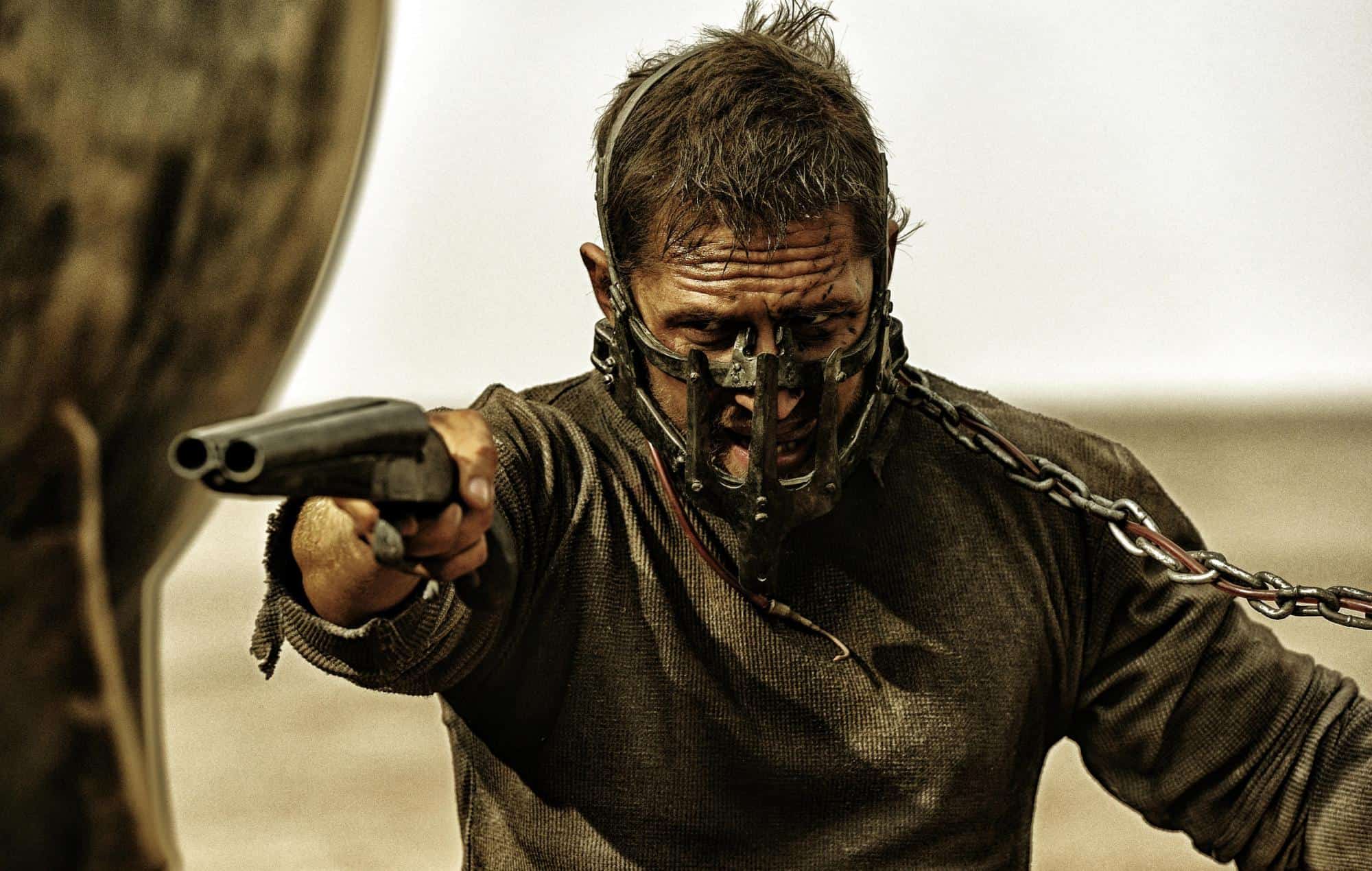 Ya en el 2015, Hardy protagonizó la aclamada secuela de Mad Max, Mad Max Fury Road, encarnando a un nuevo Max Rockatansky junto a Charlize Theron como Imperator Furiosa