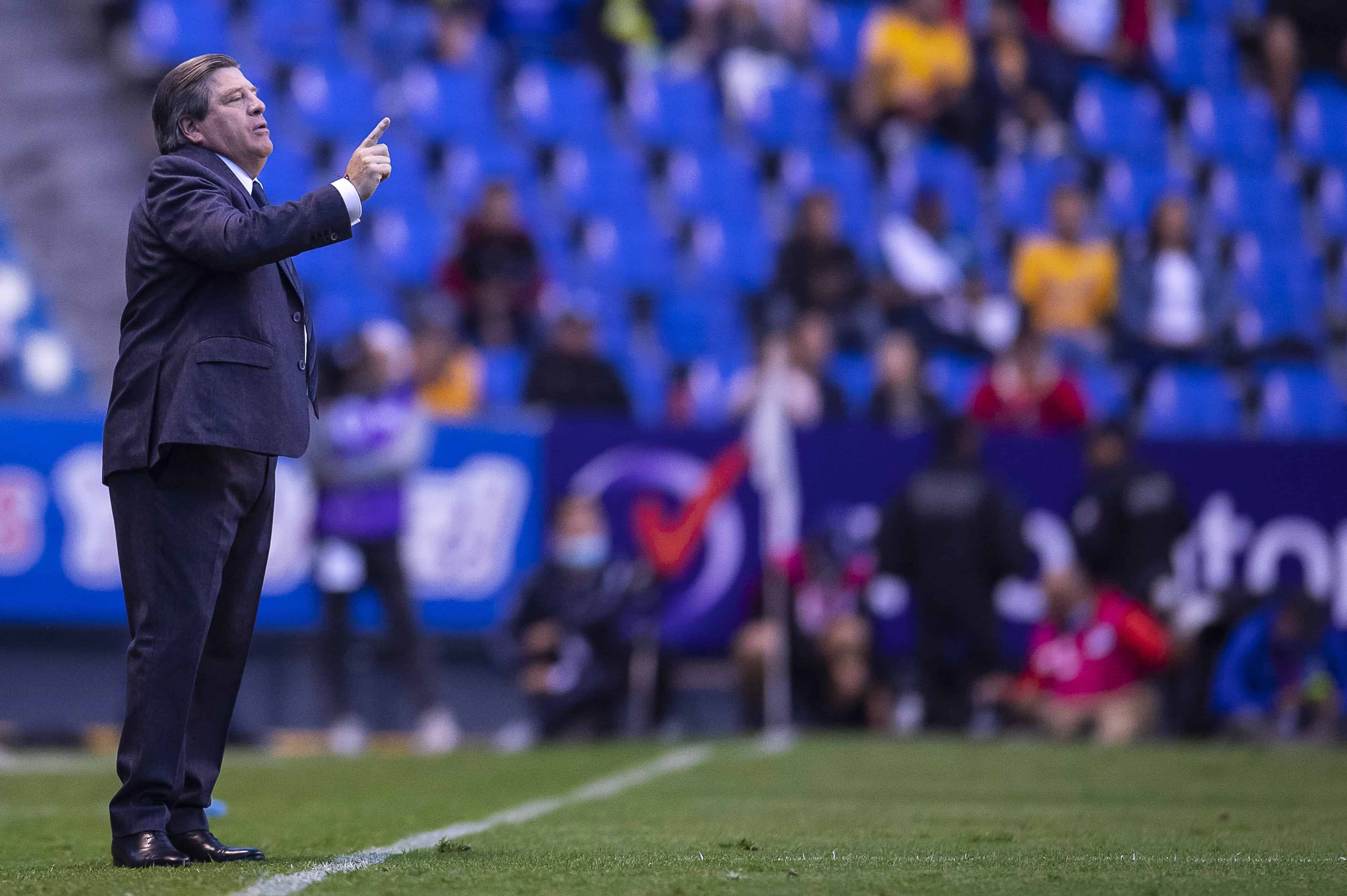 Miguel Herrera dando indicaciones.