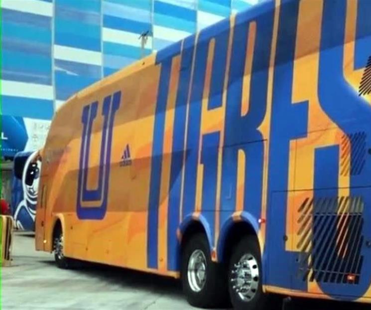 Agreden autobús felino