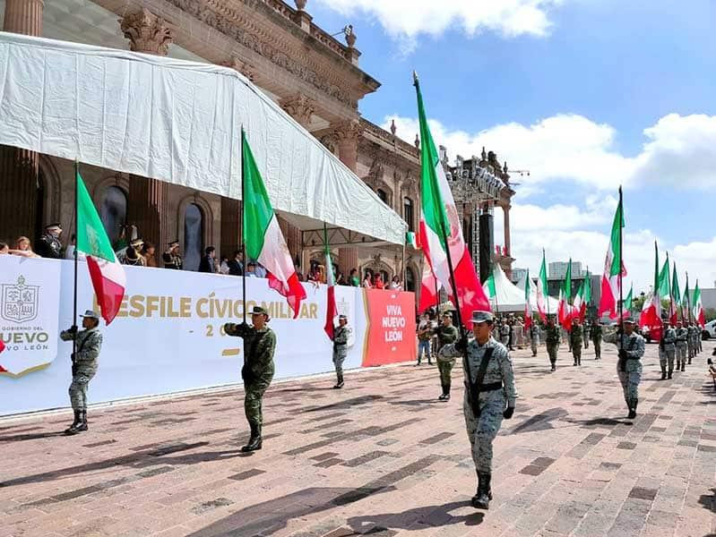 Disfrutan del desfile de Independencia