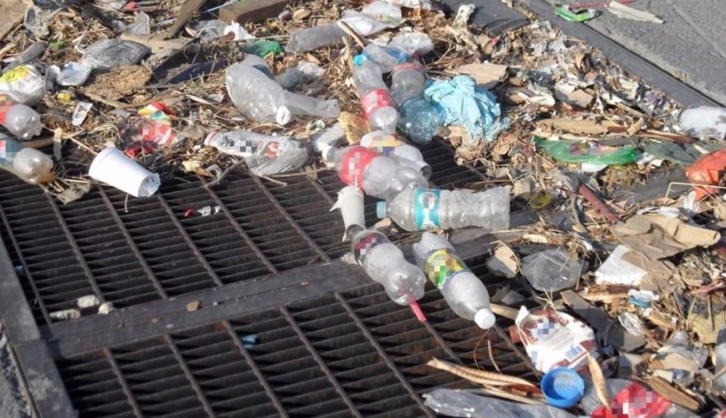 Invitan a no obstruir pluviales con basura