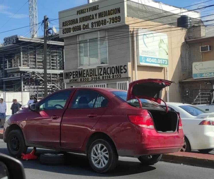 Muere atropellado al cambiar llanta ponchada de su auto