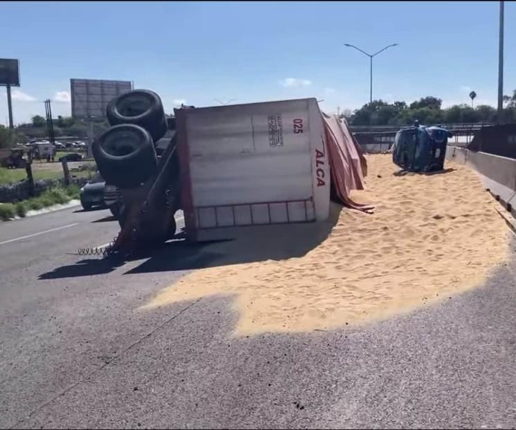 Vuelcan tráiler y auto en Guadalupe