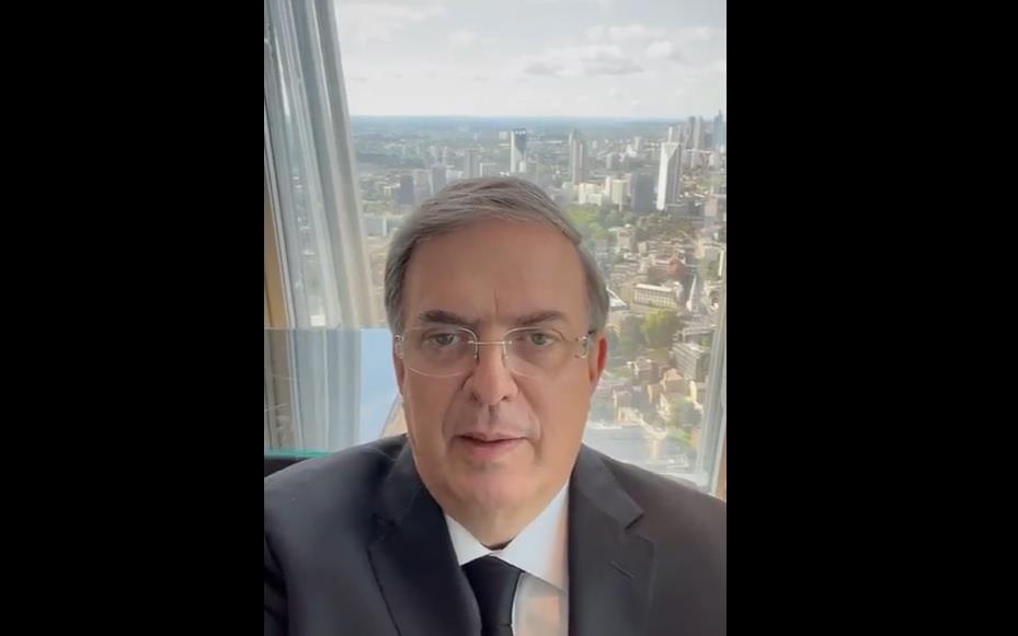 Ebrard firma libro de condolencias por muerte de la Reina
