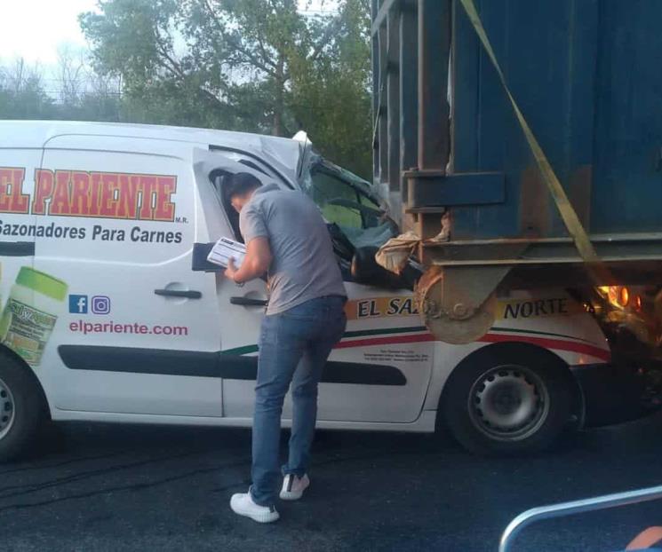 Impacta camioneta a tráiler