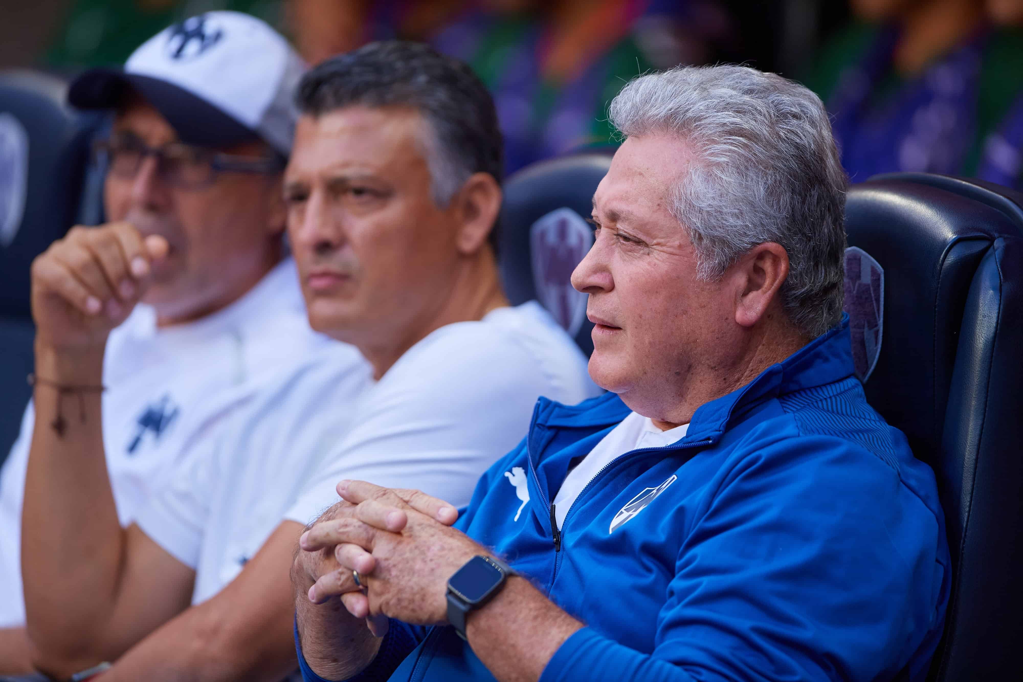 Víctor Manuel Vucetich analizando el encuentro desde el banquillo.