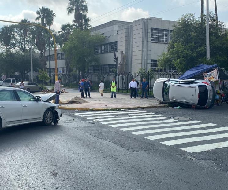 Se registra volcadura sobre Av. Madero