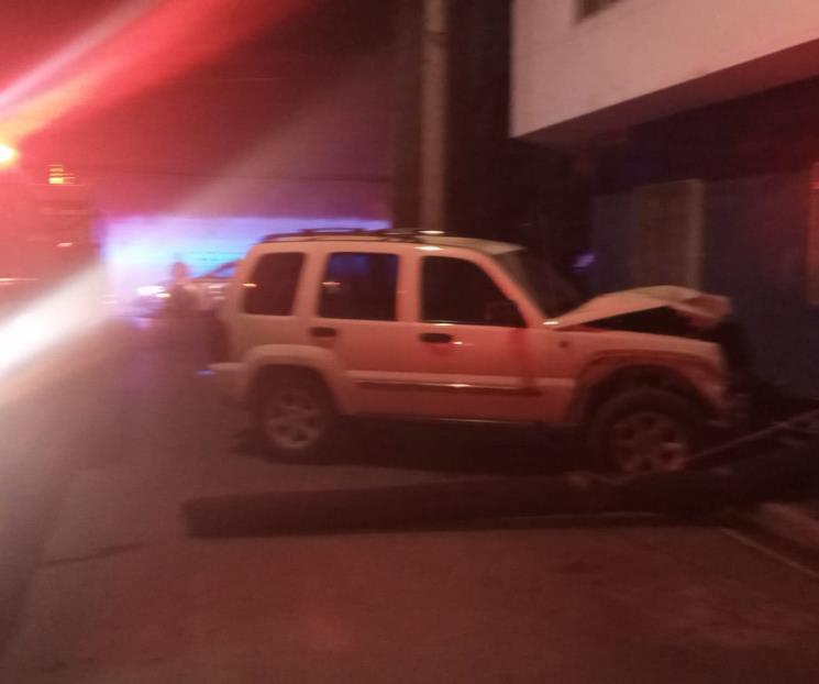 Camioneta se estrella contra poste y lo derriba