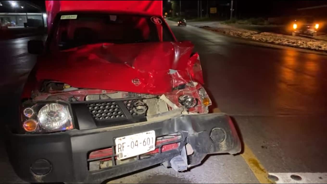 Un hombre de la tercera edad, terminó con diversas lesiones, al estrellar su camioneta contra un caballo que se atravesó a su paso