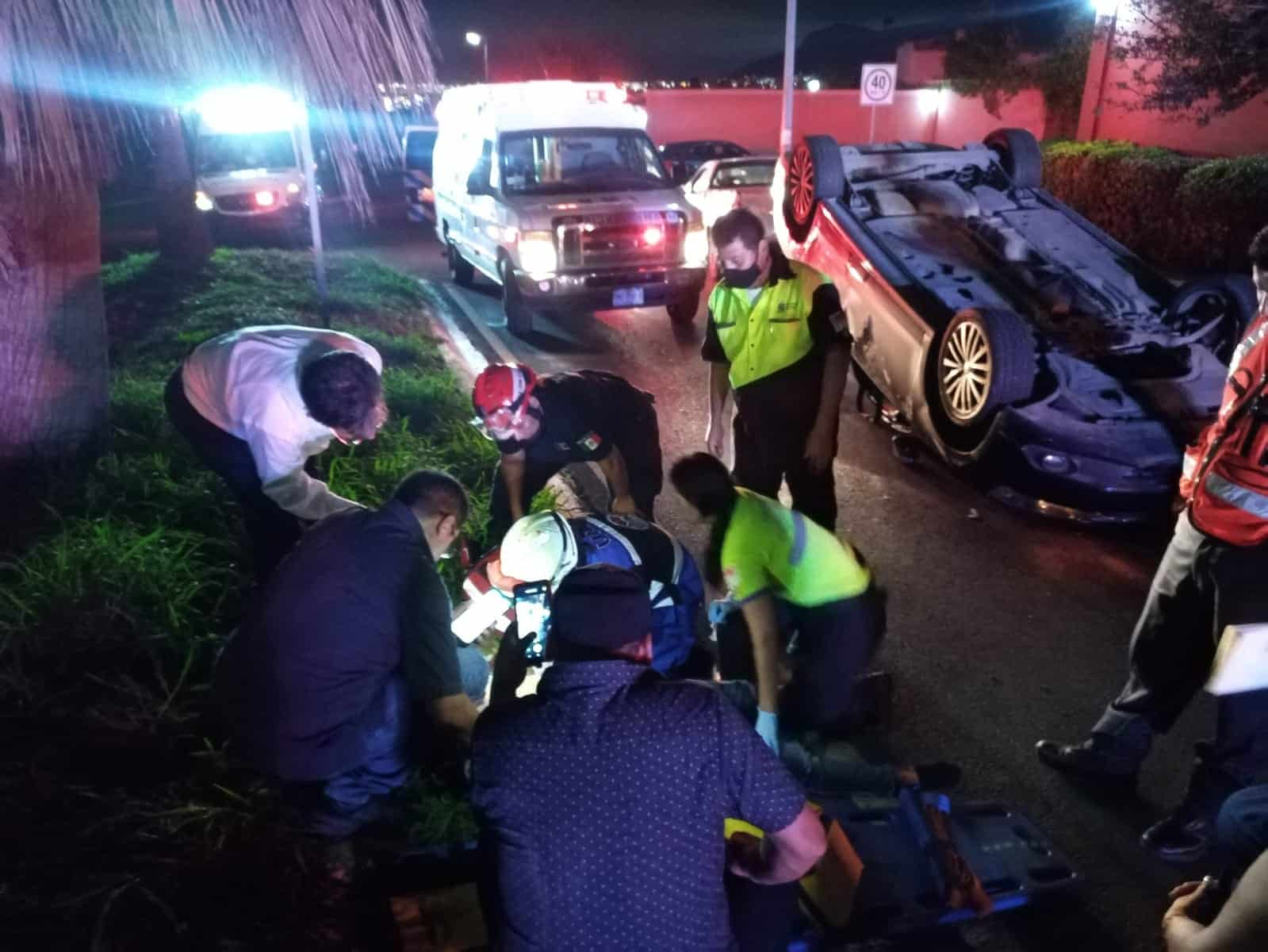 El conductor de un vehículo resultó lesionado luego estrellarse contra un árbol y volcar
