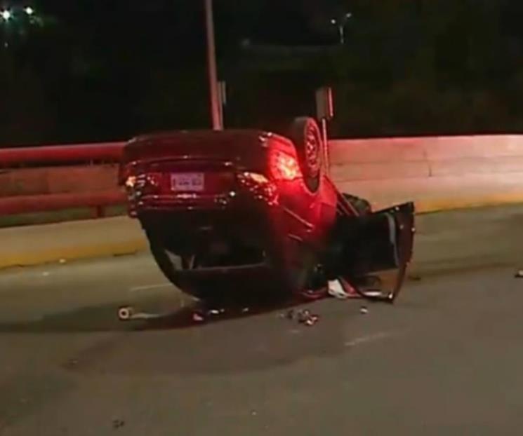 Conductor resulta lesionado tras volcarse