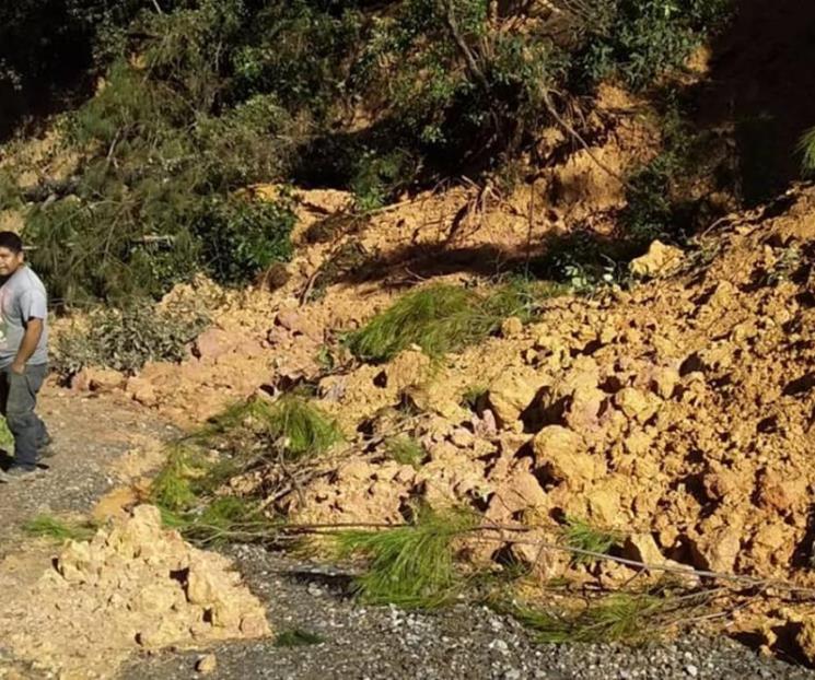 Deja Lester deslaves en carreteras de Oaxaca