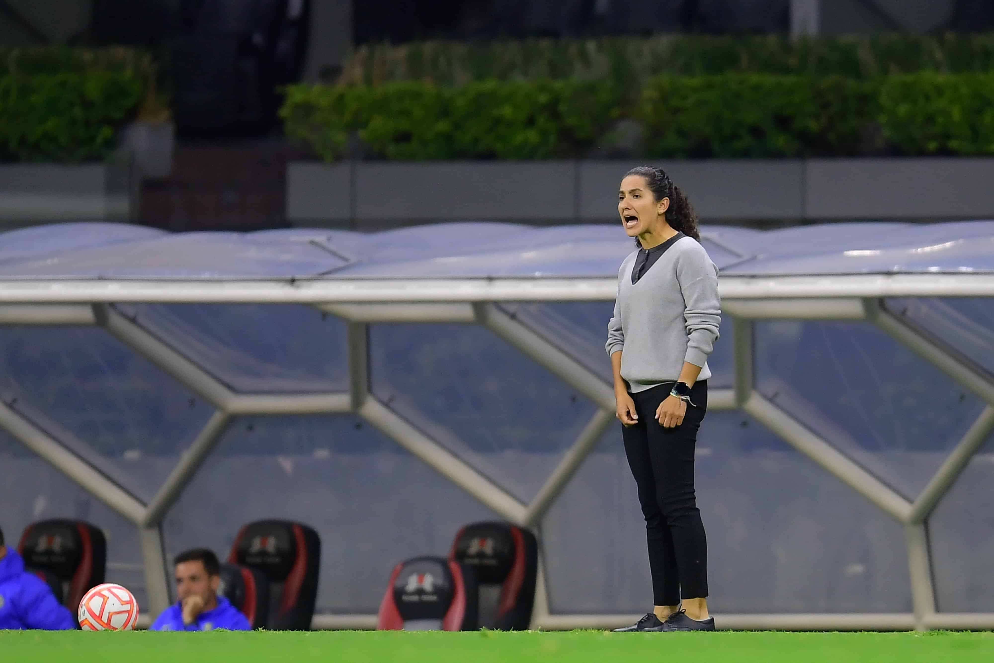 Eva Espejo dando indicaciones.