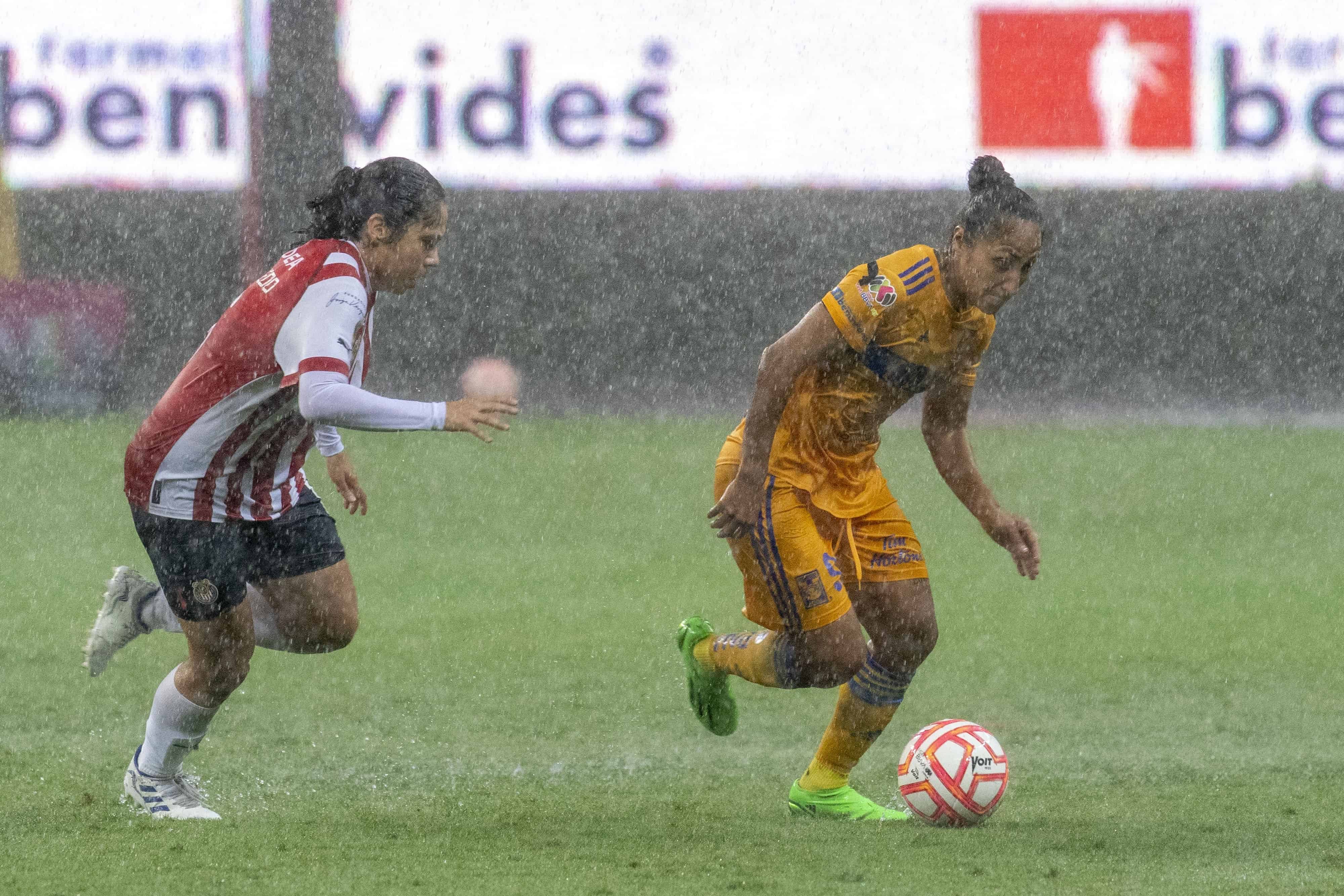 Arrecia la lluvia en el Estadio Akron.