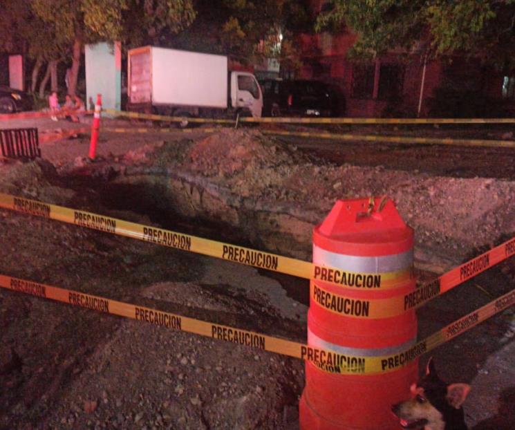 Cae mujer sobe zanja de AyD Cae mujer sobe zanja de AyD