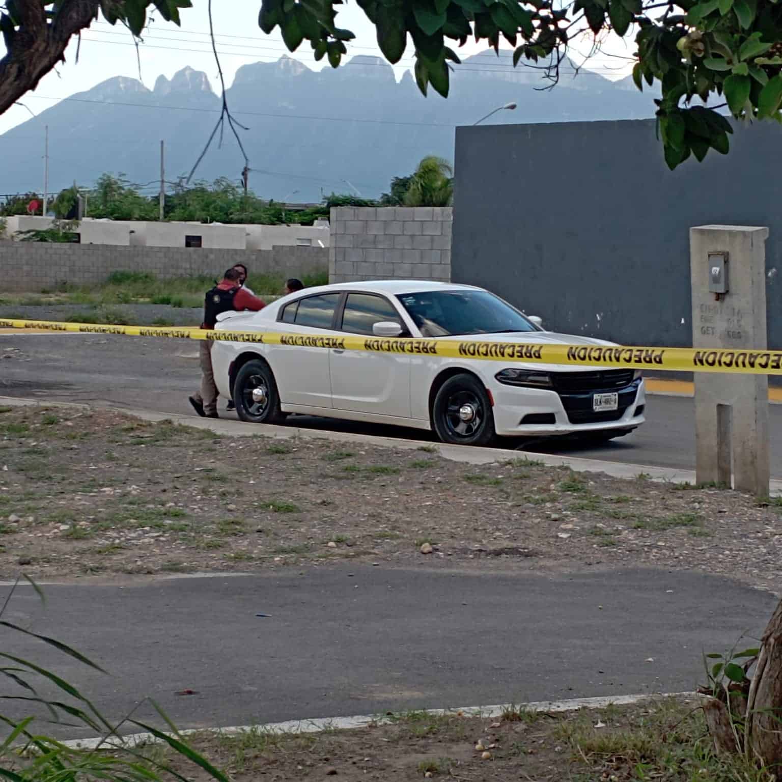 Un motociclista quien era seguido por pistoleros a bordo de un vehículo, fue ejecutado al tratar de ponerse a salvó y esconderse en un domicilio