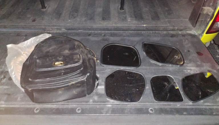 Un par de hombres fueron detenidos luego que se les encontrara en su poder mariguana y cocaína, además de que uno de ellos es investigado por el robo de accesorios de vehículos