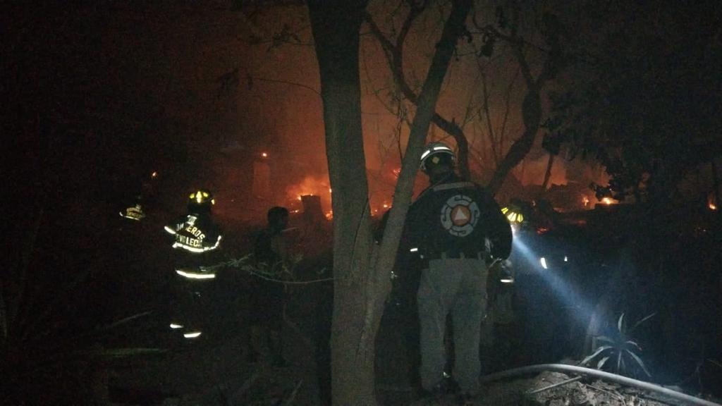 Persona resulta con lesiones tras incendio de tejabanes