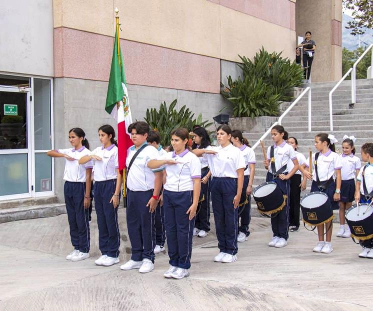 Rinde comunidad UDEM Honores a la Bandera