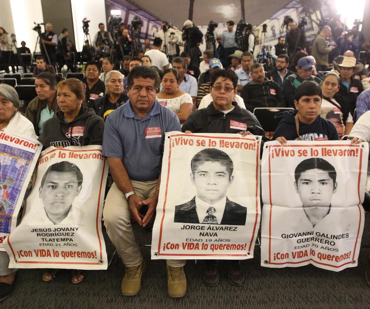 Exigen familiares de normalistas extradición de Tomás Zerón