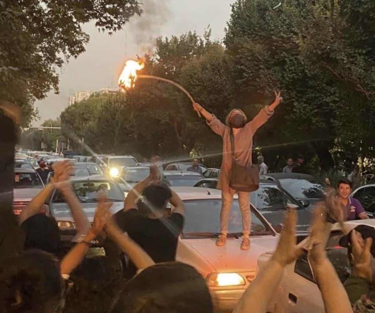 No más velo: mujeres en Irán protestan por muerte de joven No más velo: mujeres en Irán protestan por muerte de joven