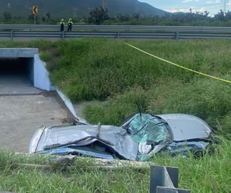 Se estrella contra barra metálica, muere