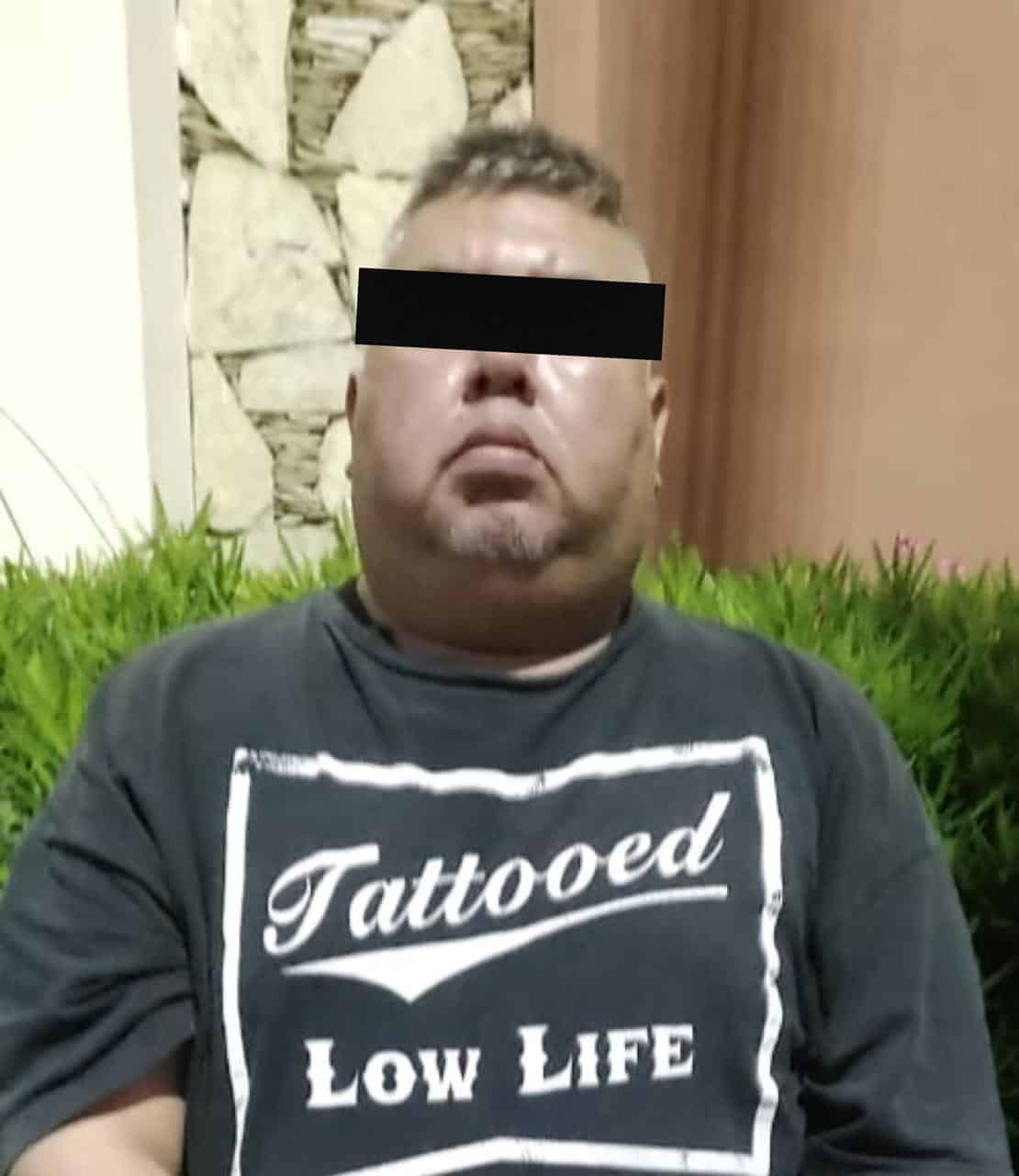 Tres hombres arrestados luego que les encontraron dos armas largas, una corta y droga