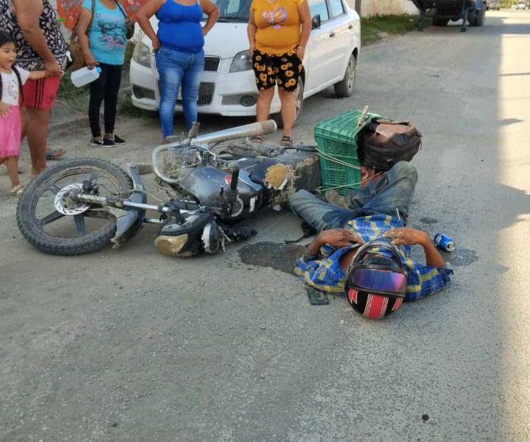Cae de su moto y sale herido
