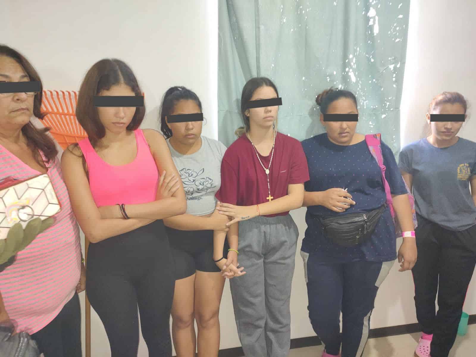 Una llamada anónima puso en alerta a las autoridades del municipio de Juárez, sobre la presencia de un grupo de migrantes, que estaban hacinados en una vivienda de la colonia Fuente de Piedra