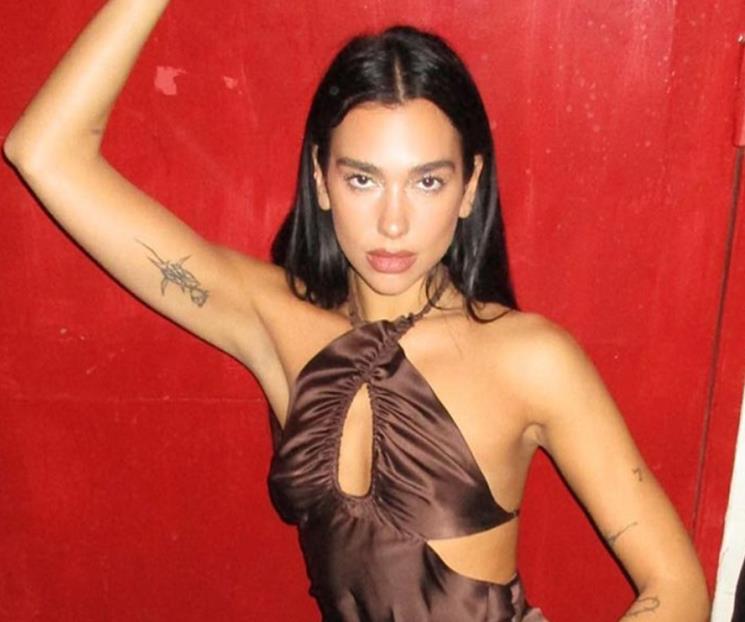Dua Lipa es captada comiendo mariscos y conviviendo con fans