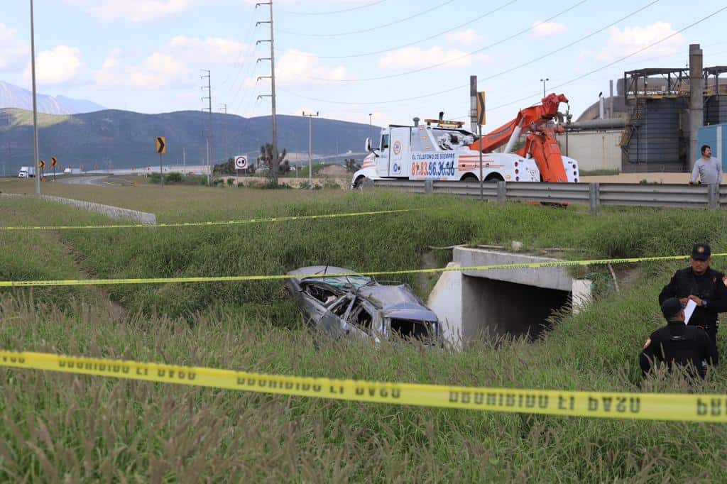 Un empleado de una empresa distribuidora de estructura metálicas, perdió la vida al estrellar su automóvil contra una barra metálica
