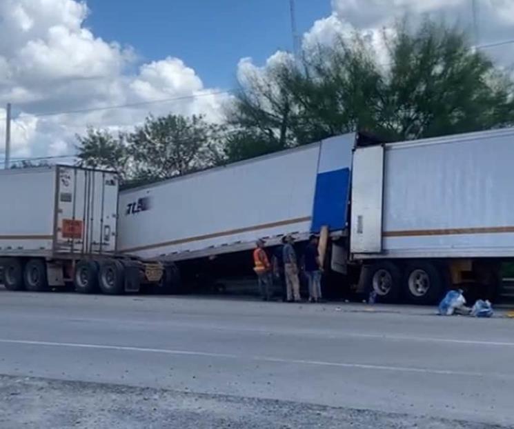 Cae caja de tráiler a cuneta