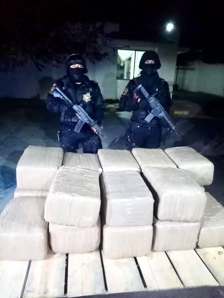 Detuvieron a un hombre que transportaba colchones y 300 kilos de marihuana en un doble fondo de una camioneta