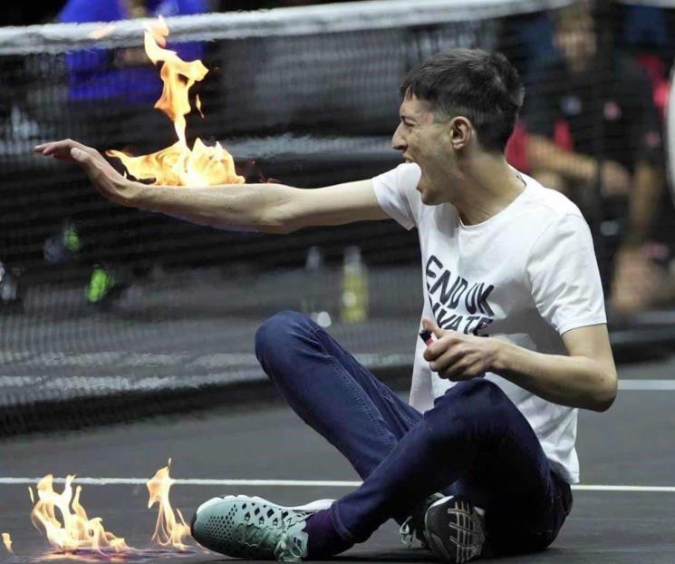 Protestante de Laver Cup padece quema en su brazo