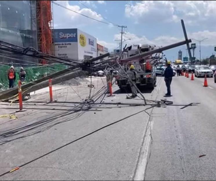 Derriba tráiler postes de luz, provoca caos vial