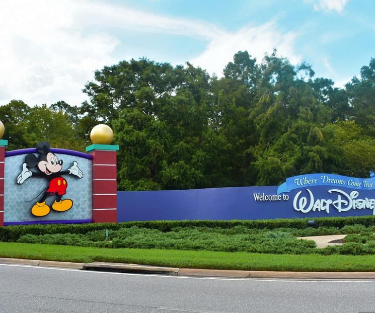 Esconden a niña en carriola para no pagar entrada a Disney