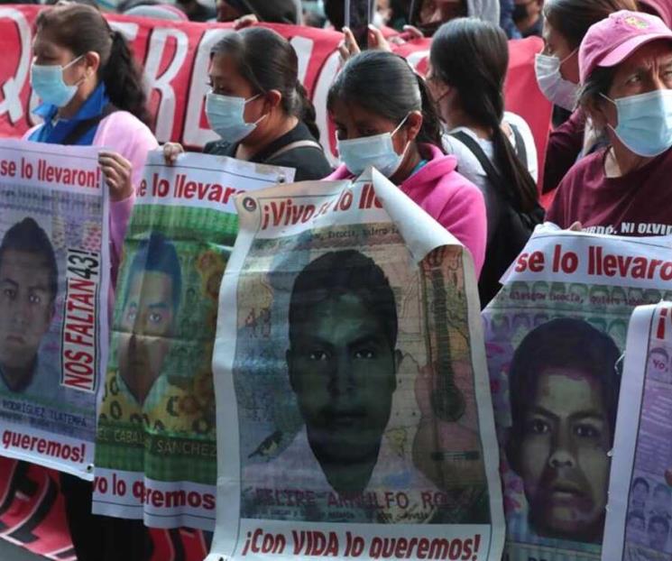 Protestan padres de los 43 en oficinas de FGR