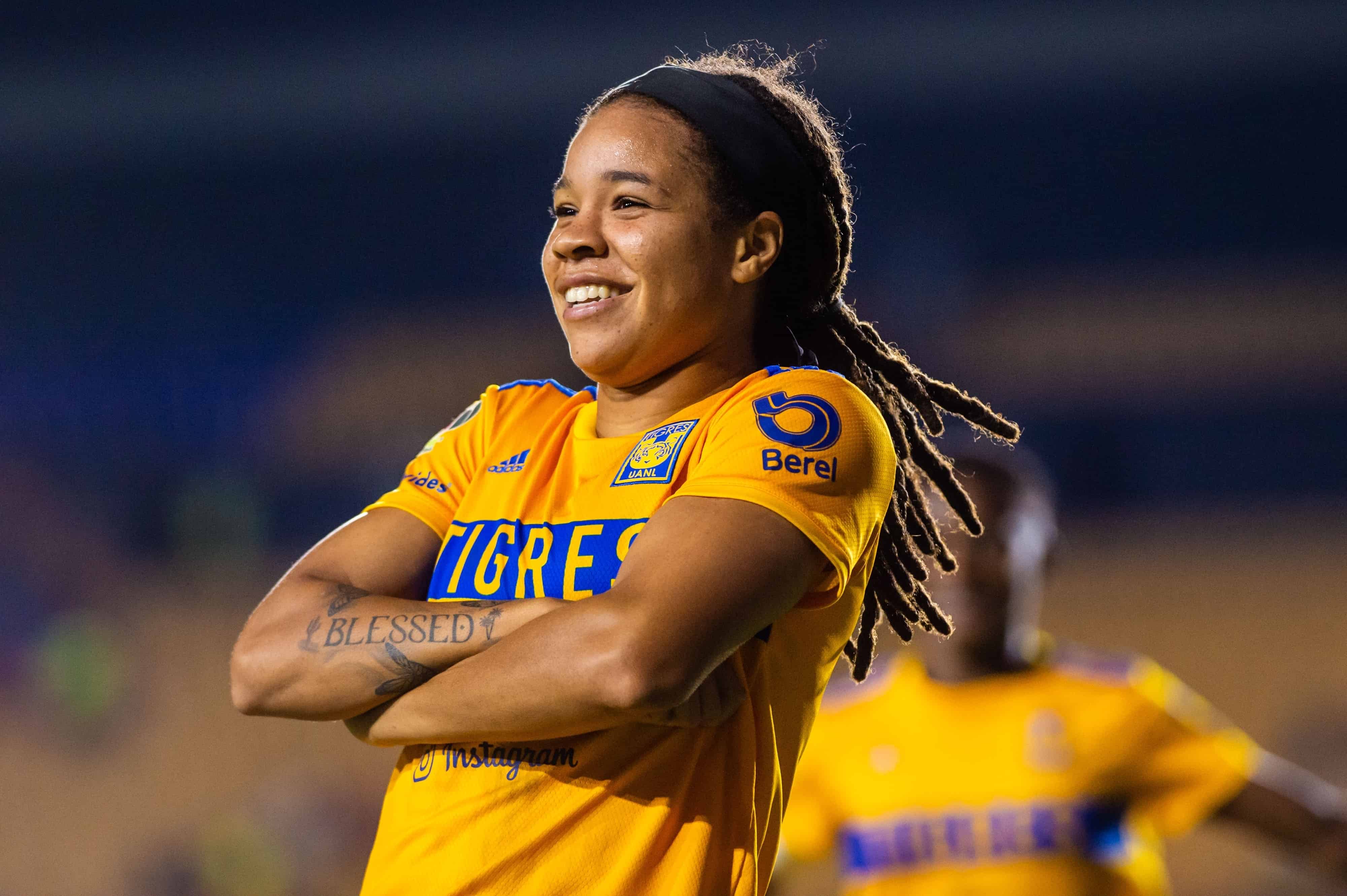 Mía Fishel hace doblete y alarga 3-0 el marcador. 