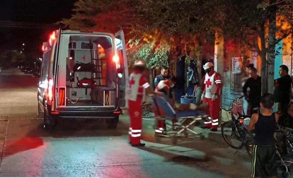 Agrede con cuchillo a su pareja, después huye
