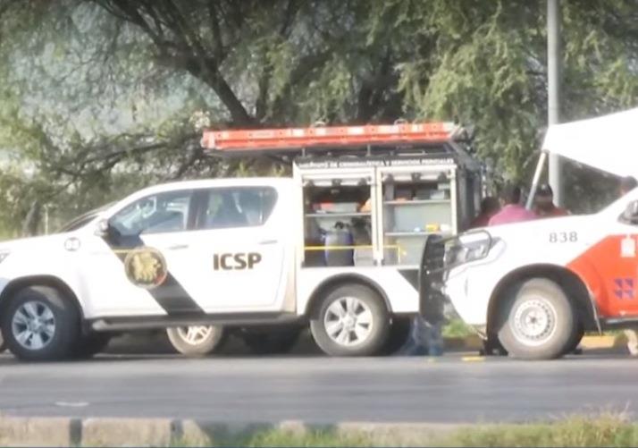 Encuentran camioneta con restos humanos dentro
