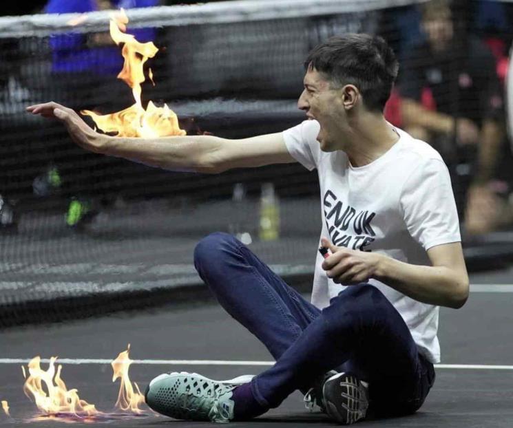 Protestante de Laver Cup padece quema en su brazo