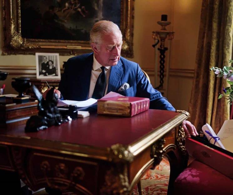 Publican foto de Carlos III realizando  deberes oficiales