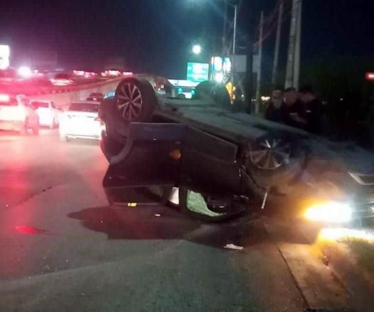 Abandonan a su amigo en volcadura