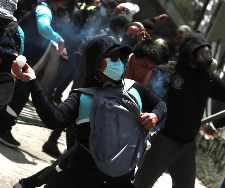 Atacan manifestantes base militar; hay 39 heridos