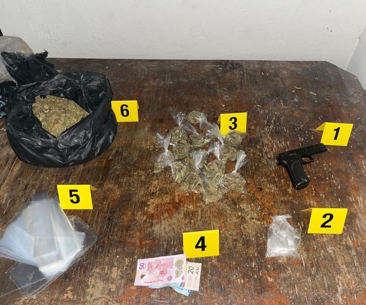 Aseguran droga y arrestan a una persona en cateos