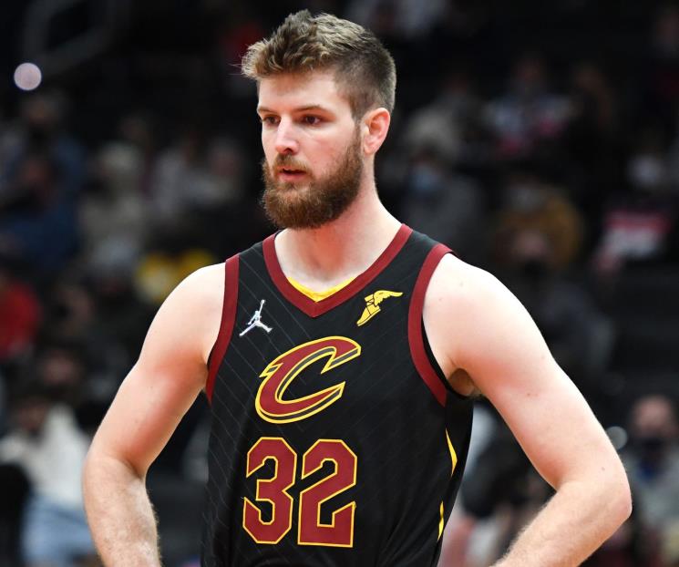 Renuevan los Cavs a Dean Wade