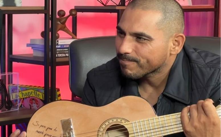 Rompe en llanto Espinoza Paz durante entrevista