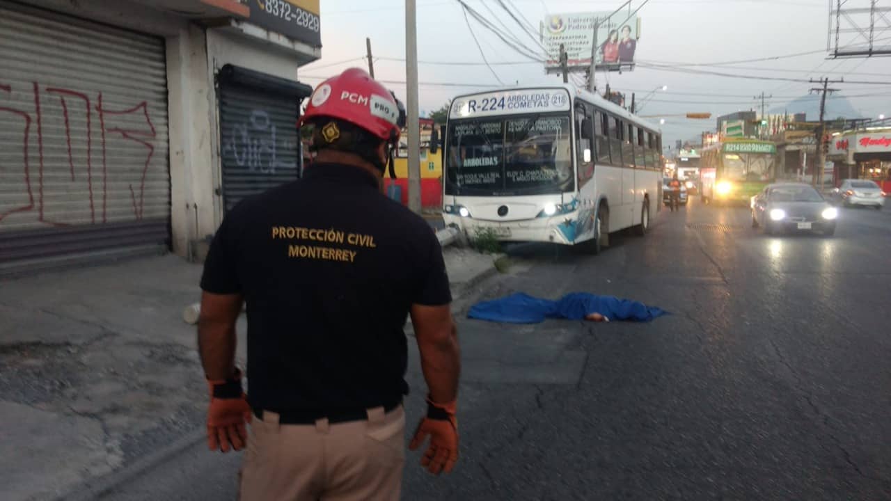 Un peatón de la tercera edad falleció ayer tras ser atropellado por un transporte urbano de la Ruta 224 en la Avenida Chapultepec