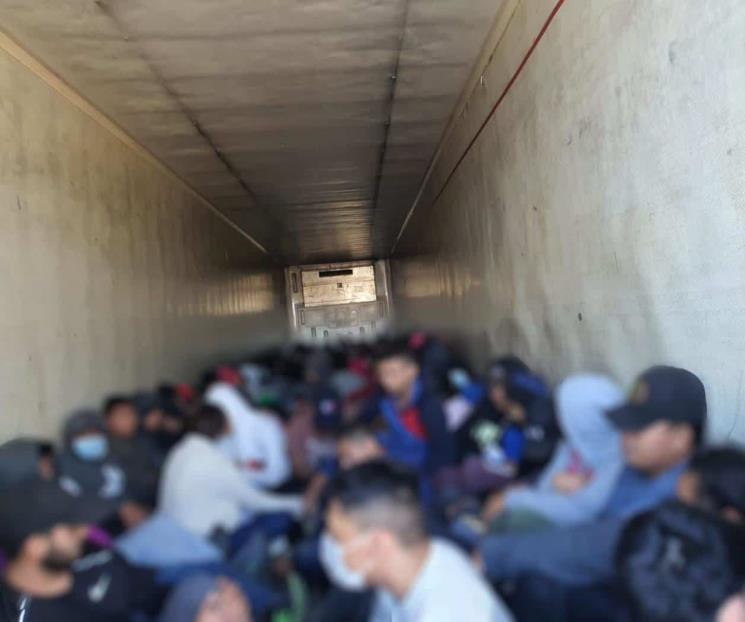 Aseguran tráiler con más de 100 migrantes en Santa Catarina