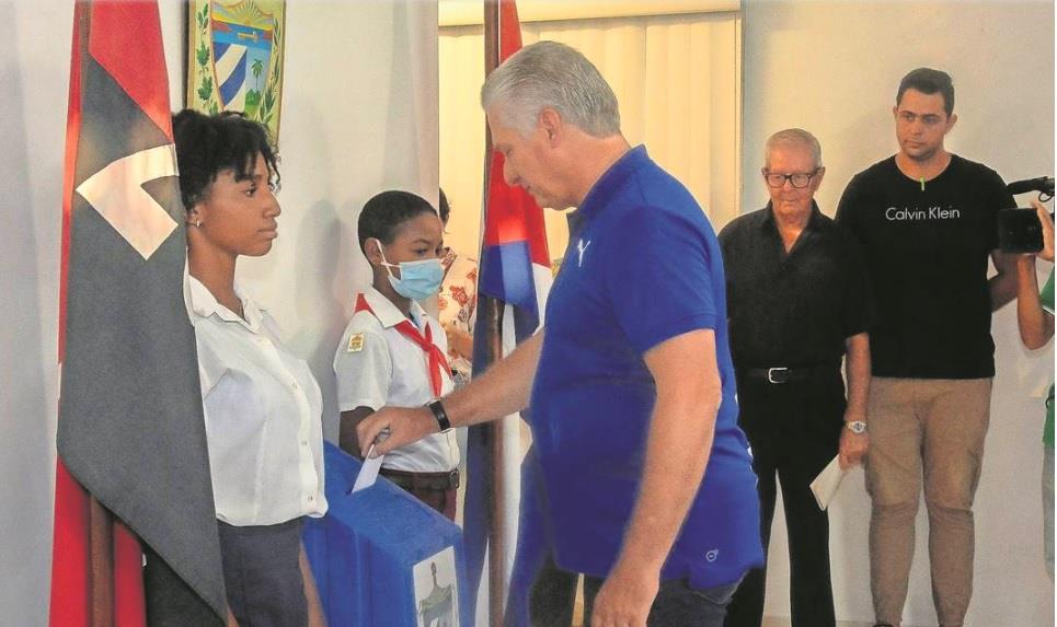Votan cubanos sobre bodas homosexuales